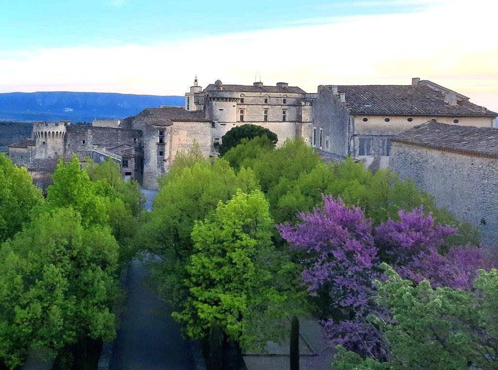 Retour sur l’inauguration de la première aire de jeux de Gordes : un nouveau chapitre pour le centre-village